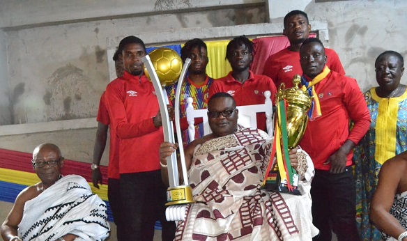 Nii Ayi Bonte II, Gbese Mantse, displaying the two trophies during yesterday's visit
